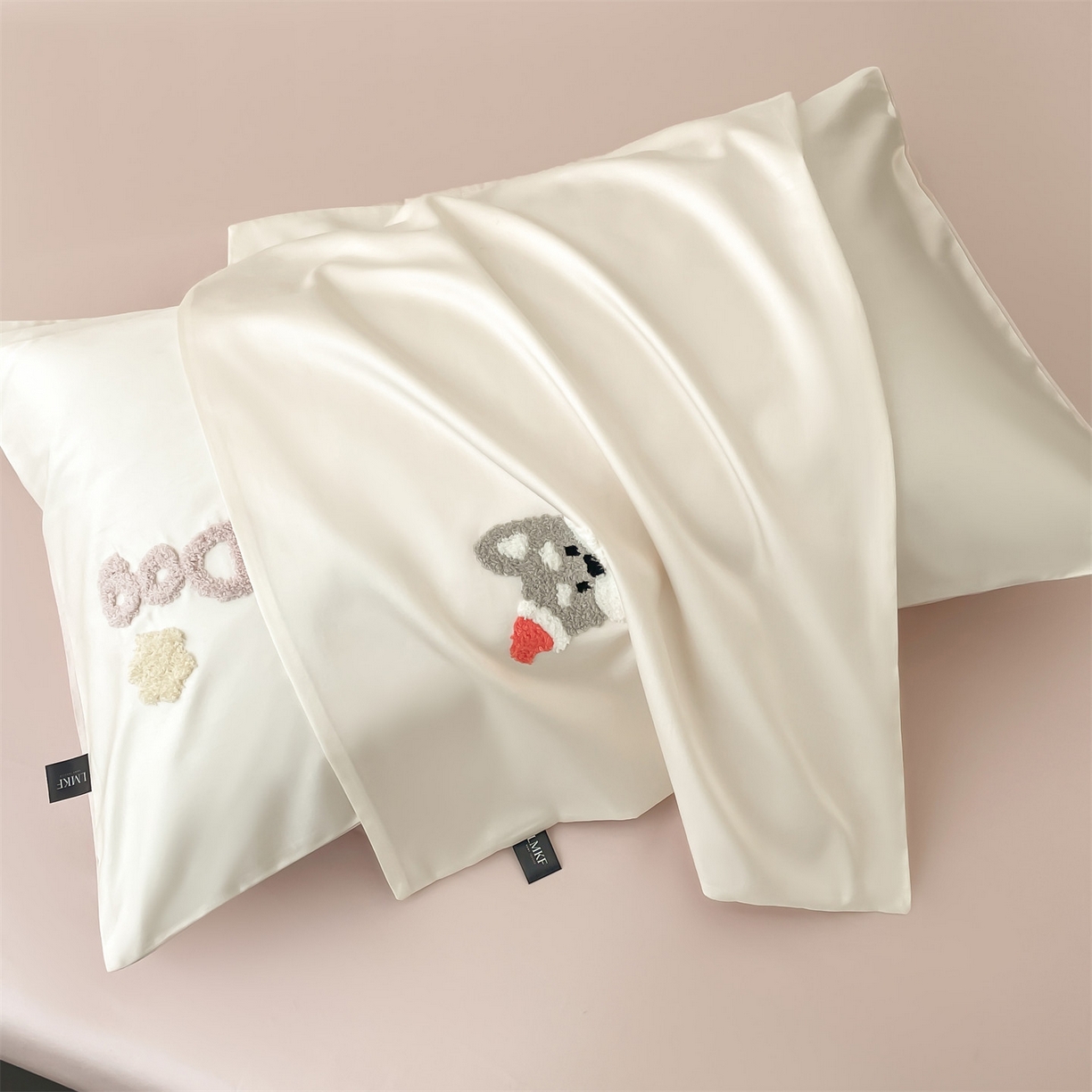 91家纺网 家纺一手货源 找家纺 蓝米卡夫 2026春季新款-100S长绒棉毛巾绣系列四件套-雪纳瑞（礼盒） 雪纳瑞-芝士粉芋