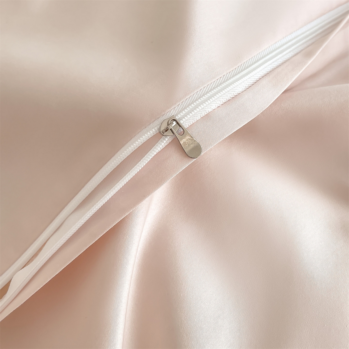 91家纺网 家纺一手货源 找家纺 蓝米卡夫 2026春季新款-100S长绒棉毛巾绣系列四件套-雪纳瑞（礼盒） 雪纳瑞-芝士粉芋