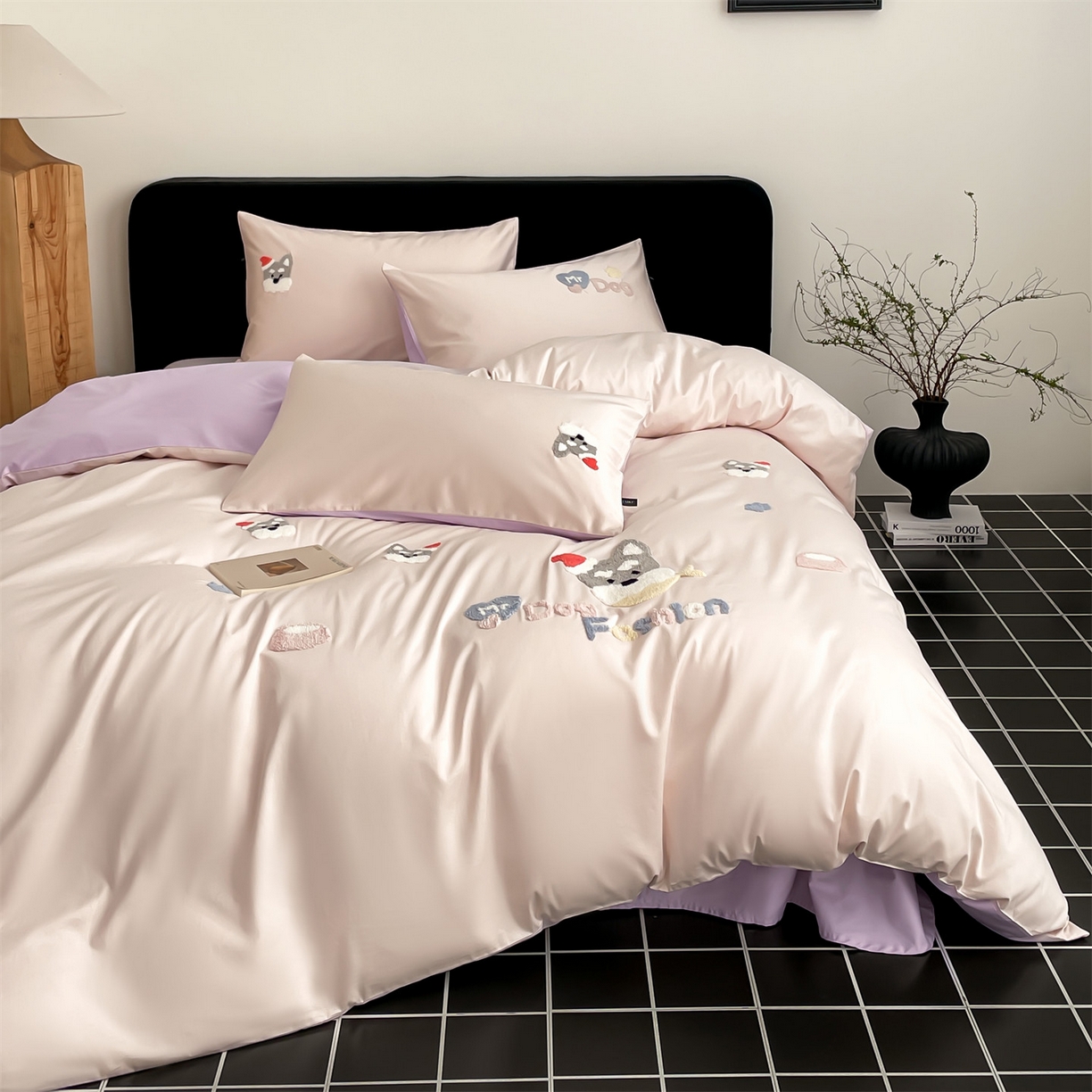 91家纺网 家纺一手货源 找家纺 蓝米卡夫 2026春季新款-100S长绒棉毛巾绣系列四件套-雪纳瑞（礼盒） 雪纳瑞-桃粉幻紫