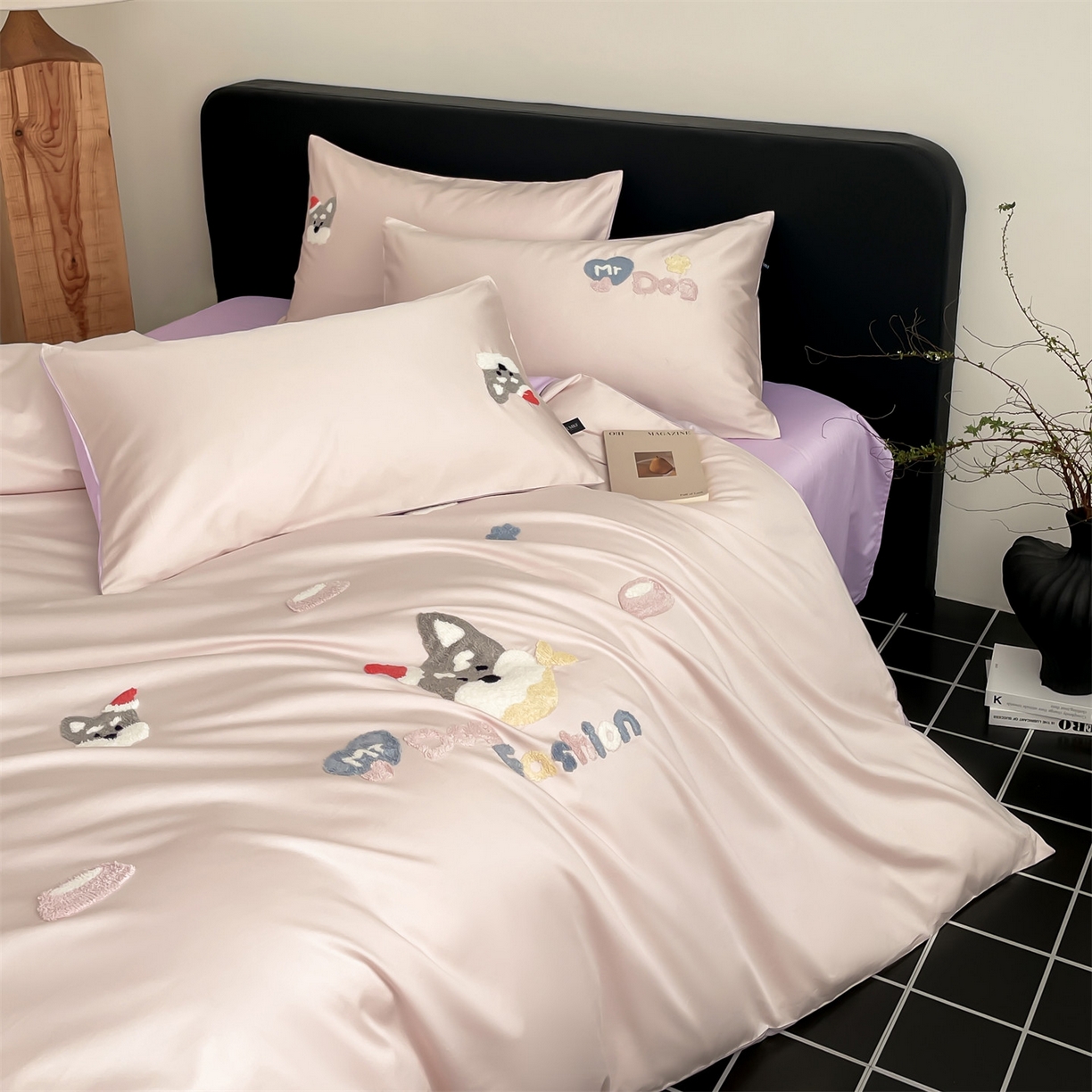 91家纺网 家纺一手货源 找家纺 蓝米卡夫 2026春季新款-100S长绒棉毛巾绣系列四件套-雪纳瑞（礼盒） 雪纳瑞-桃粉幻紫