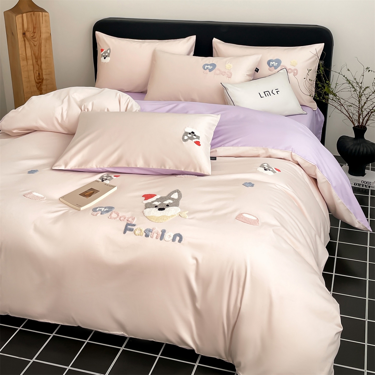 91家纺网 家纺一手货源 找家纺 蓝米卡夫 2026春季新款-100S长绒棉毛巾绣系列四件套-雪纳瑞（礼盒） 雪纳瑞-桃粉幻紫