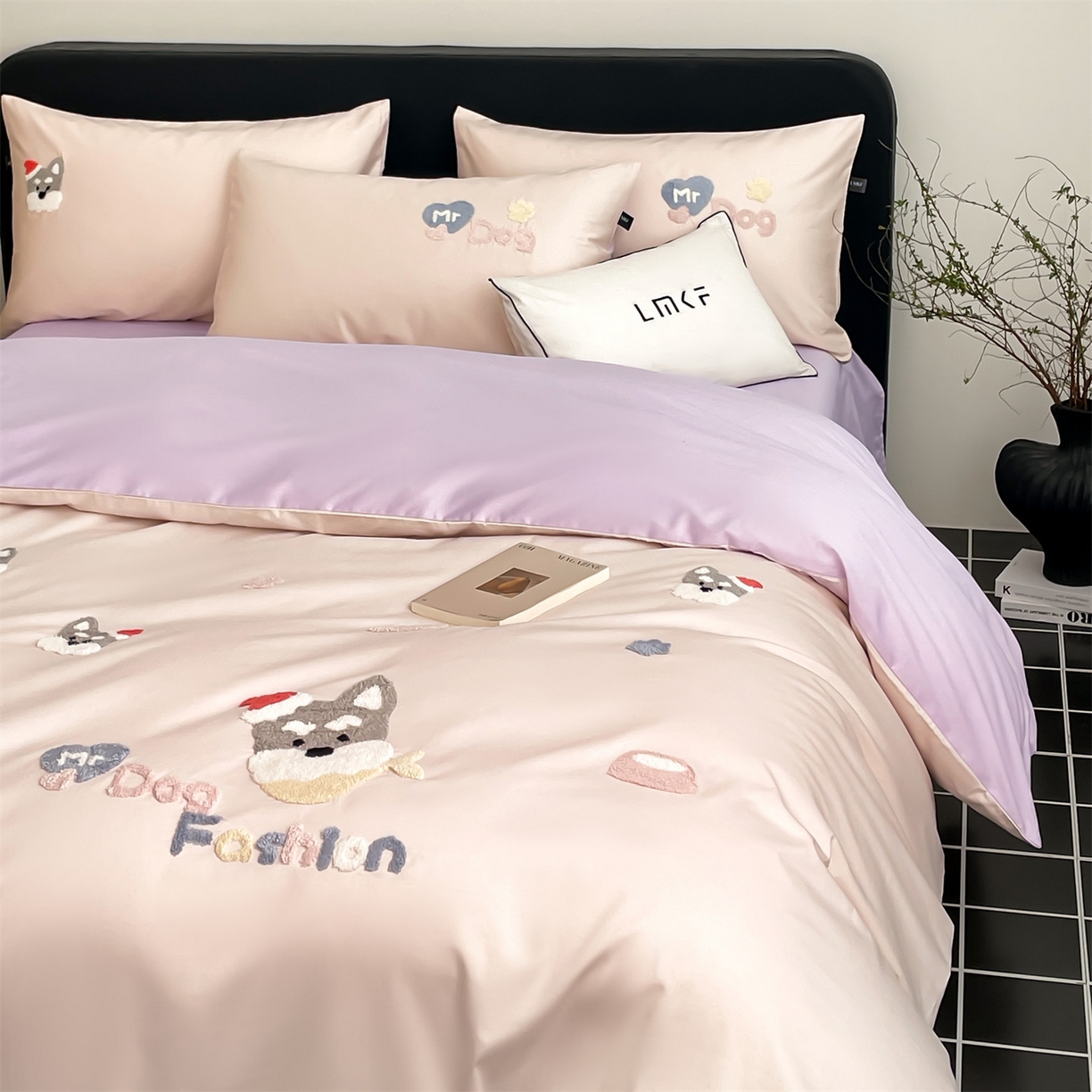 91家纺网 家纺一手货源 找家纺 蓝米卡夫 2026春季新款-100S长绒棉毛巾绣系列四件套-雪纳瑞（礼盒） 雪纳瑞-桃粉幻紫