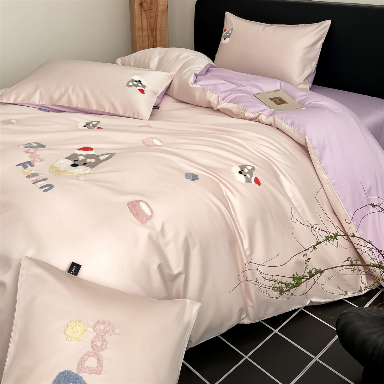 91家纺网 家纺一手货源 找家纺 蓝米卡夫 2026春季新款-100S长绒棉毛巾绣系列四件套-雪纳瑞（礼盒） 雪纳瑞-桃粉幻紫