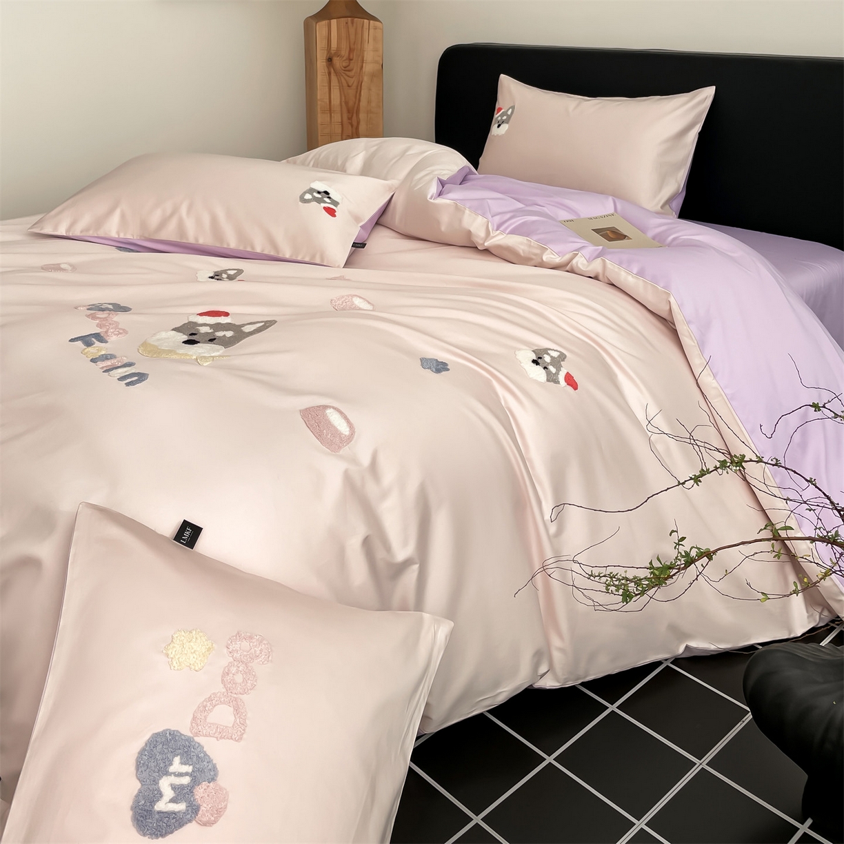 91家纺网 家纺一手货源 找家纺 蓝米卡夫 2026春季新款-100S长绒棉毛巾绣系列四件套-雪纳瑞（礼盒） 雪纳瑞-桃粉幻紫