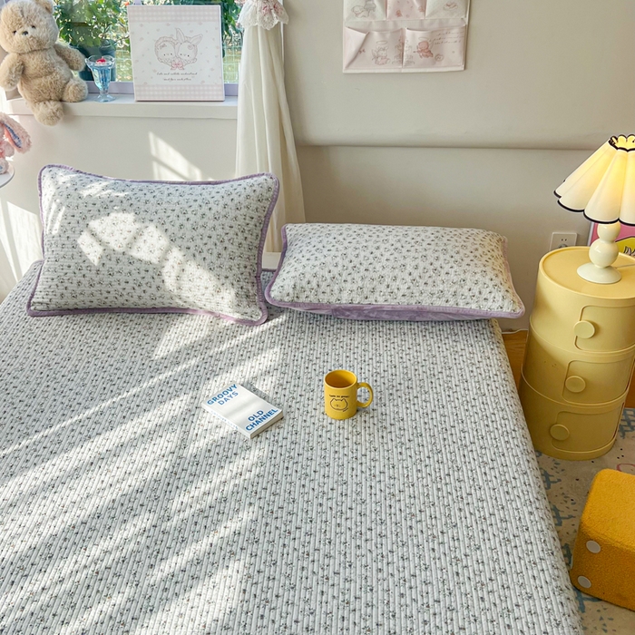 91家纺网 家纺一手货源 找家纺 欣宜家纺 2026新款全棉纱布加宝宝绒填充棉花床盖三件套 杜桑花园-灰