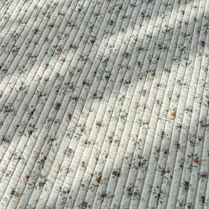 91家纺网 家纺一手货源 找家纺 欣宜家纺 2026新款全棉纱布加宝宝绒填充棉花床盖三件套 杜桑花园-灰