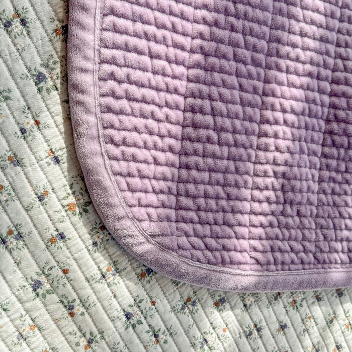 91家纺网 家纺一手货源 找家纺 欣宜家纺 2026新款全棉纱布加宝宝绒填充棉花床盖三件套 杜桑花园-灰