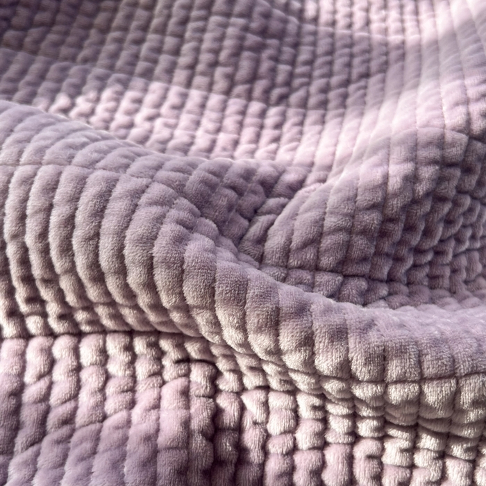 91家纺网 家纺一手货源 找家纺 欣宜家纺 2026新款全棉纱布加宝宝绒填充棉花床盖三件套 杜桑花园-灰