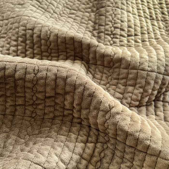 91家纺网 家纺一手货源 找家纺 欣宜家纺 2026新款全棉纱布加宝宝绒填充棉花床盖三件套 格格巫