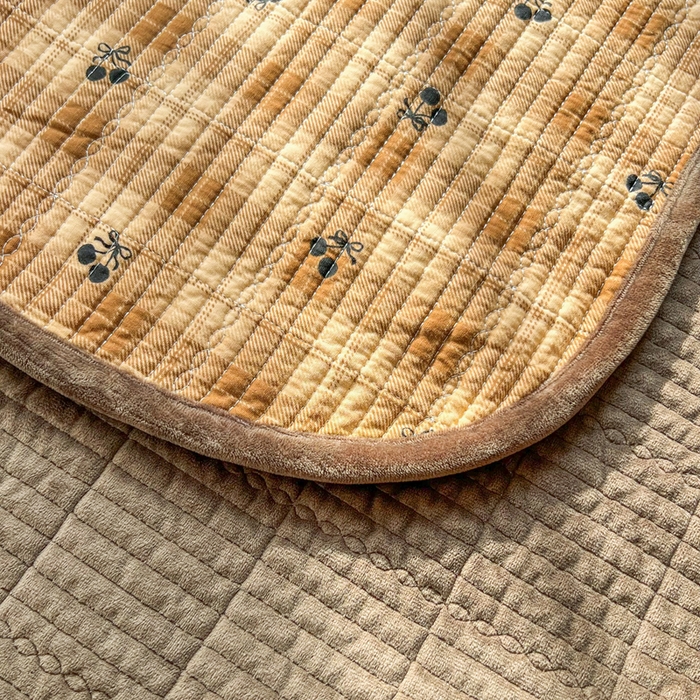 91家纺网 家纺一手货源 找家纺 欣宜家纺 2026新款全棉纱布加宝宝绒填充棉花床盖三件套 格格巫