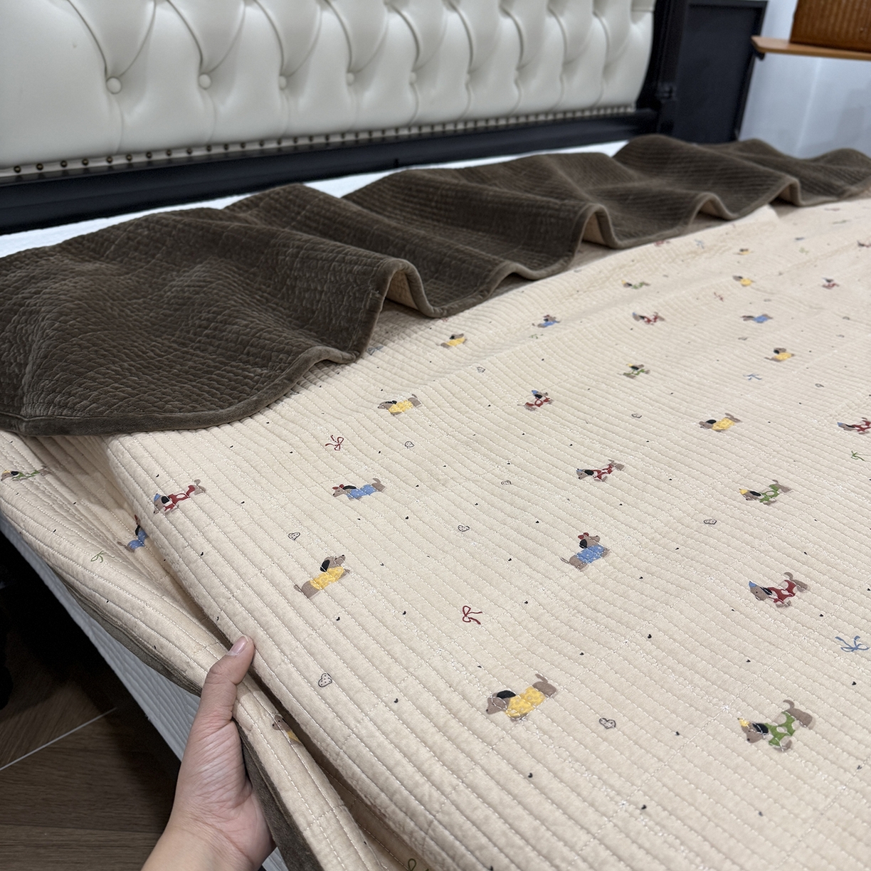 91家纺网 家纺一手货源 找家纺 欣宜家纺 2026新款全棉纱布加宝宝绒填充棉花床盖三件套 面包狗