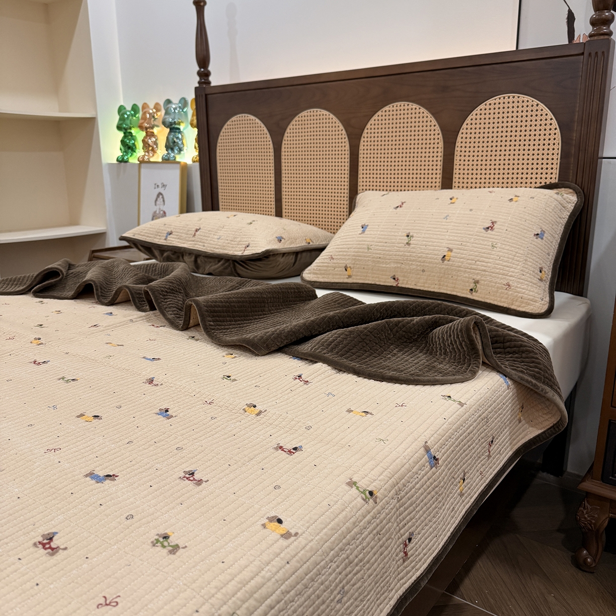 91家纺网 家纺一手货源 找家纺 欣宜家纺 2026新款全棉纱布加宝宝绒填充棉花床盖三件套 面包狗