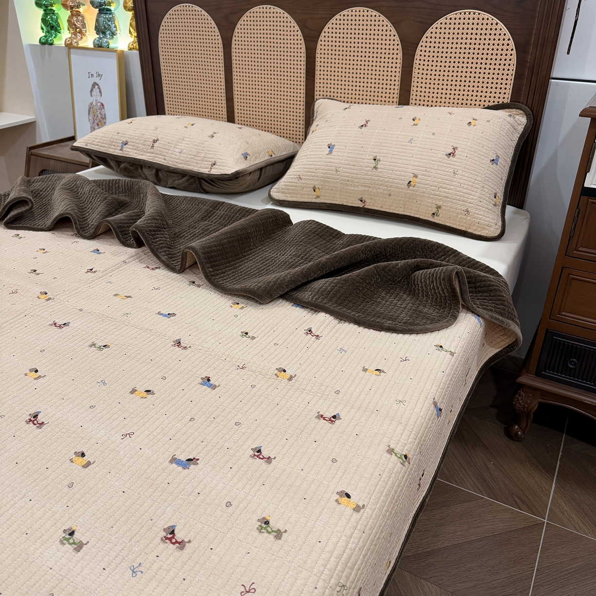 91家纺网 家纺一手货源 找家纺 欣宜家纺 2026新款全棉纱布加宝宝绒填充棉花床盖三件套 面包狗