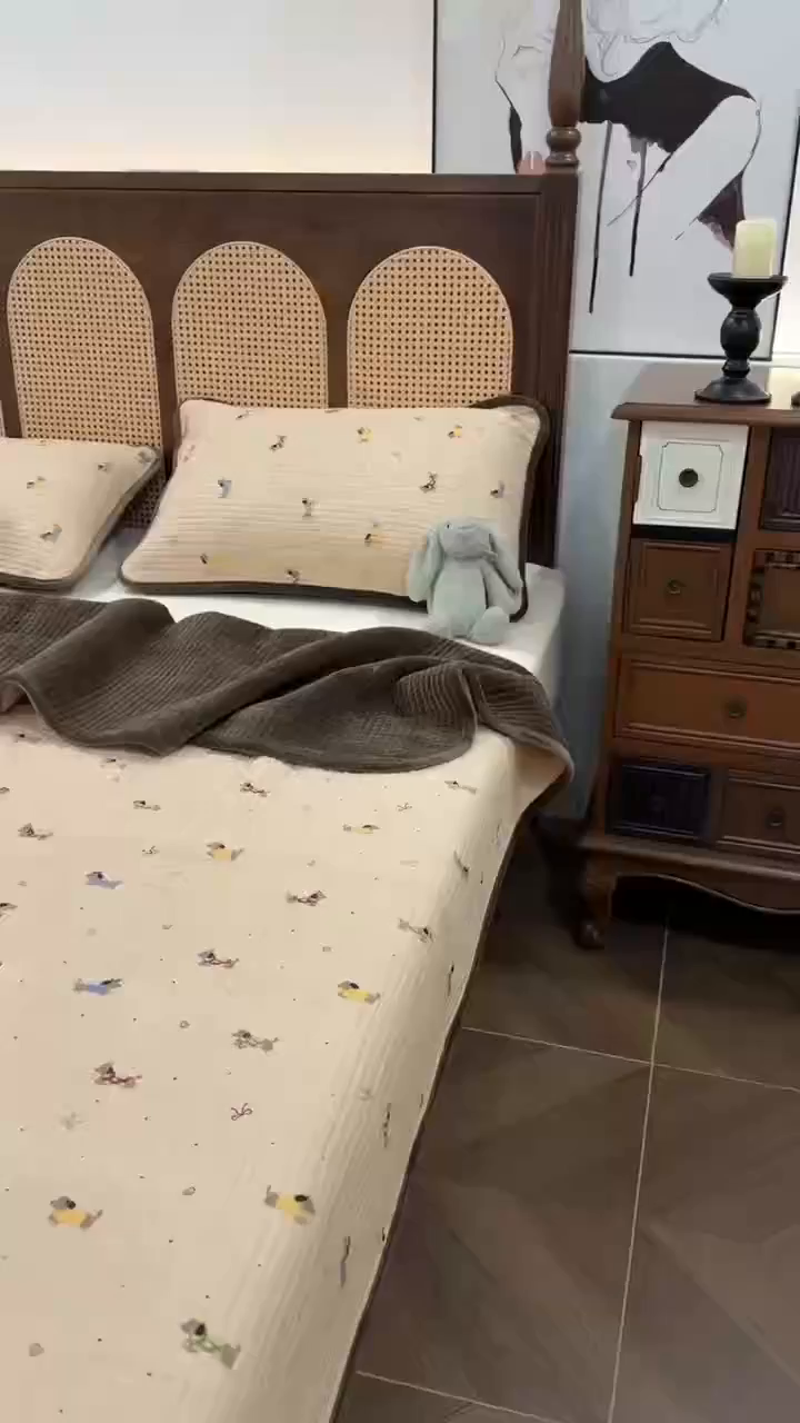 91家纺网 家纺一手货源 找家纺 欣宜家纺 2026新款全棉纱布加宝宝绒填充棉花床盖三件套 面包狗