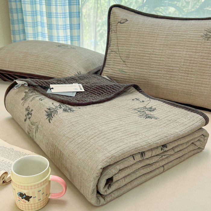 91家纺网 家纺一手货源 找家纺 欣宜家纺 2026新款全棉纱布加宝宝绒填充棉花床盖三件套 木槿