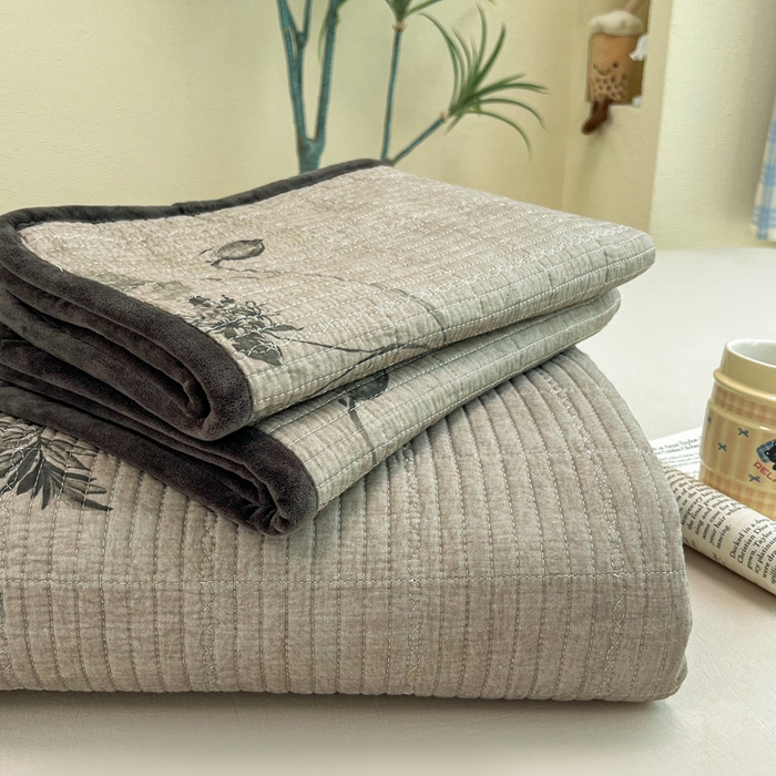 91家纺网 家纺一手货源 找家纺 欣宜家纺 2026新款全棉纱布加宝宝绒填充棉花床盖三件套 木槿