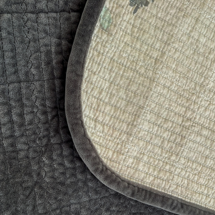 91家纺网 家纺一手货源 找家纺 欣宜家纺 2026新款全棉纱布加宝宝绒填充棉花床盖三件套 木槿