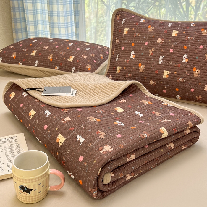 91家纺网 家纺一手货源 找家纺 欣宜家纺 2026新款全棉纱布加宝宝绒填充棉花床盖三件套 南瓜小狗