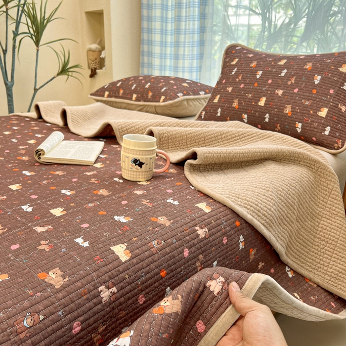 91家纺网 家纺一手货源 找家纺 欣宜家纺 2026新款全棉纱布加宝宝绒填充棉花床盖三件套 南瓜小狗