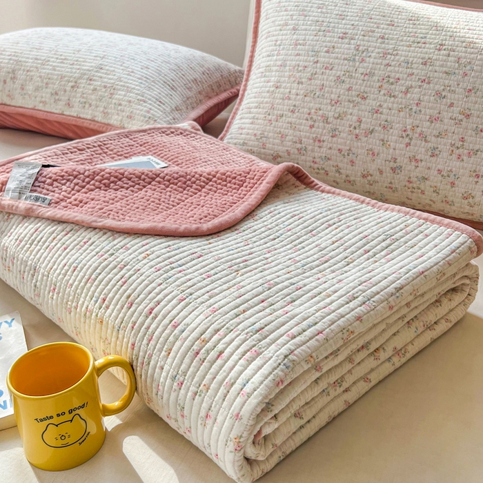 91家纺网 家纺一手货源 找家纺 欣宜家纺 2026新款全棉纱布加宝宝绒填充棉花床盖三件套 浅夏-米