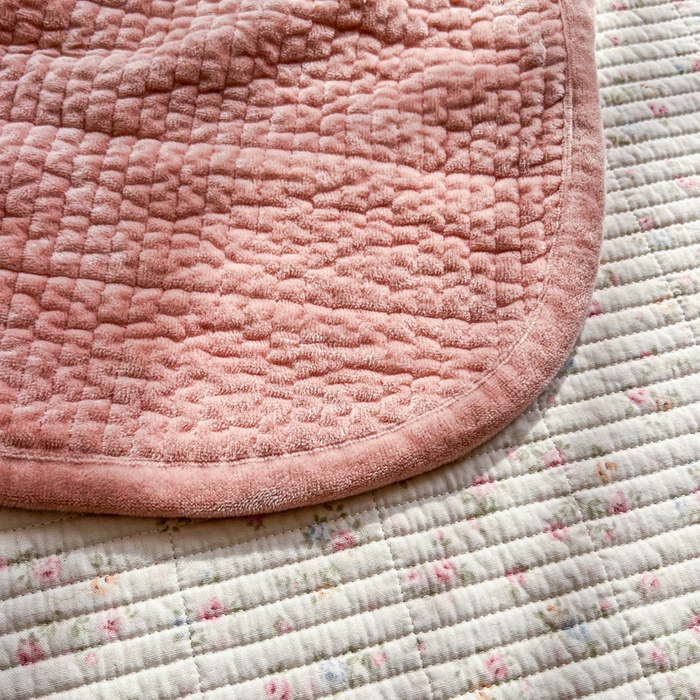 91家纺网 家纺一手货源 找家纺 欣宜家纺 2026新款全棉纱布加宝宝绒填充棉花床盖三件套 浅夏-米