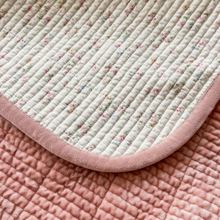 91家纺网 家纺一手货源 找家纺 欣宜家纺 2026新款全棉纱布加宝宝绒填充棉花床盖三件套 浅夏-米