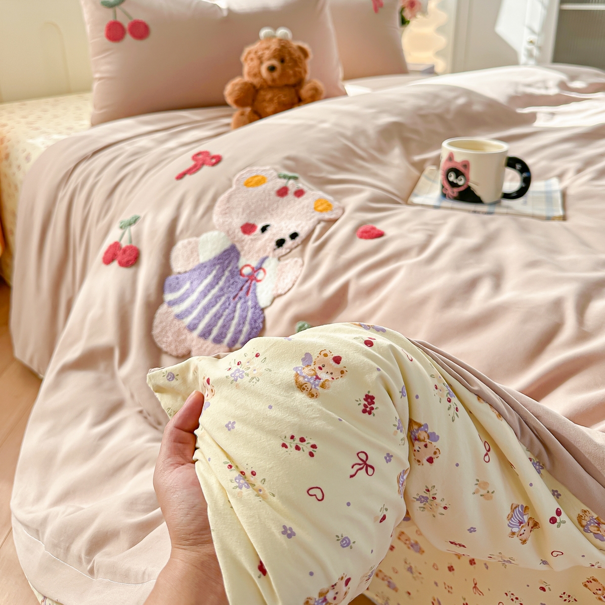 91家纺网 家纺一手货源 找家纺 佳鸿家纺 2026新款彷棉云朵棉毛巾绣四件套学生宿舍三件套萌宠系列（提供买家秀） 小熊公主