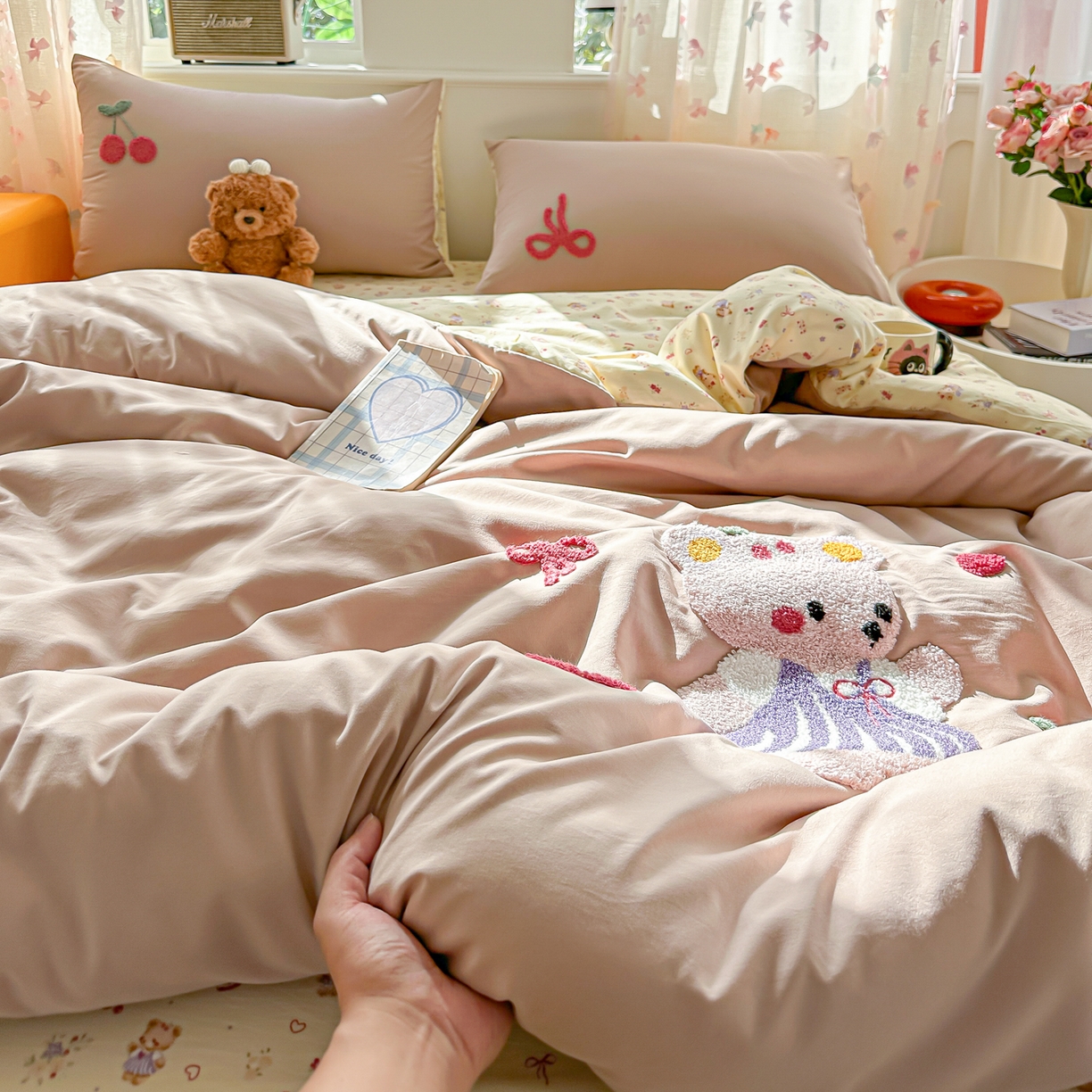 91家纺网 家纺一手货源 找家纺 佳鸿家纺 2026新款彷棉云朵棉毛巾绣四件套学生宿舍三件套萌宠系列（提供买家秀） 小熊公主