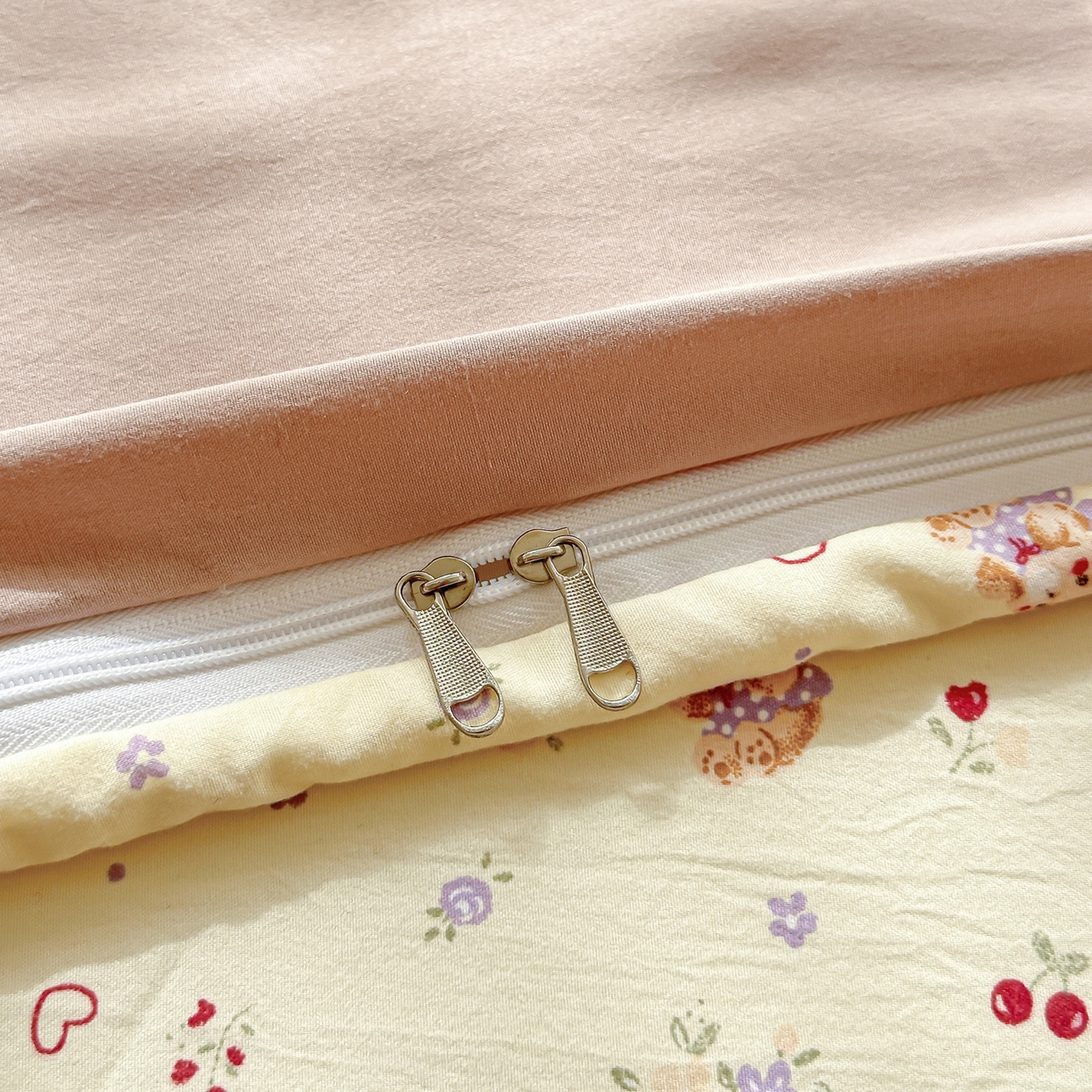 91家纺网 家纺一手货源 找家纺 佳鸿家纺 2026新款彷棉云朵棉毛巾绣四件套学生宿舍三件套萌宠系列（提供买家秀） 小熊公主