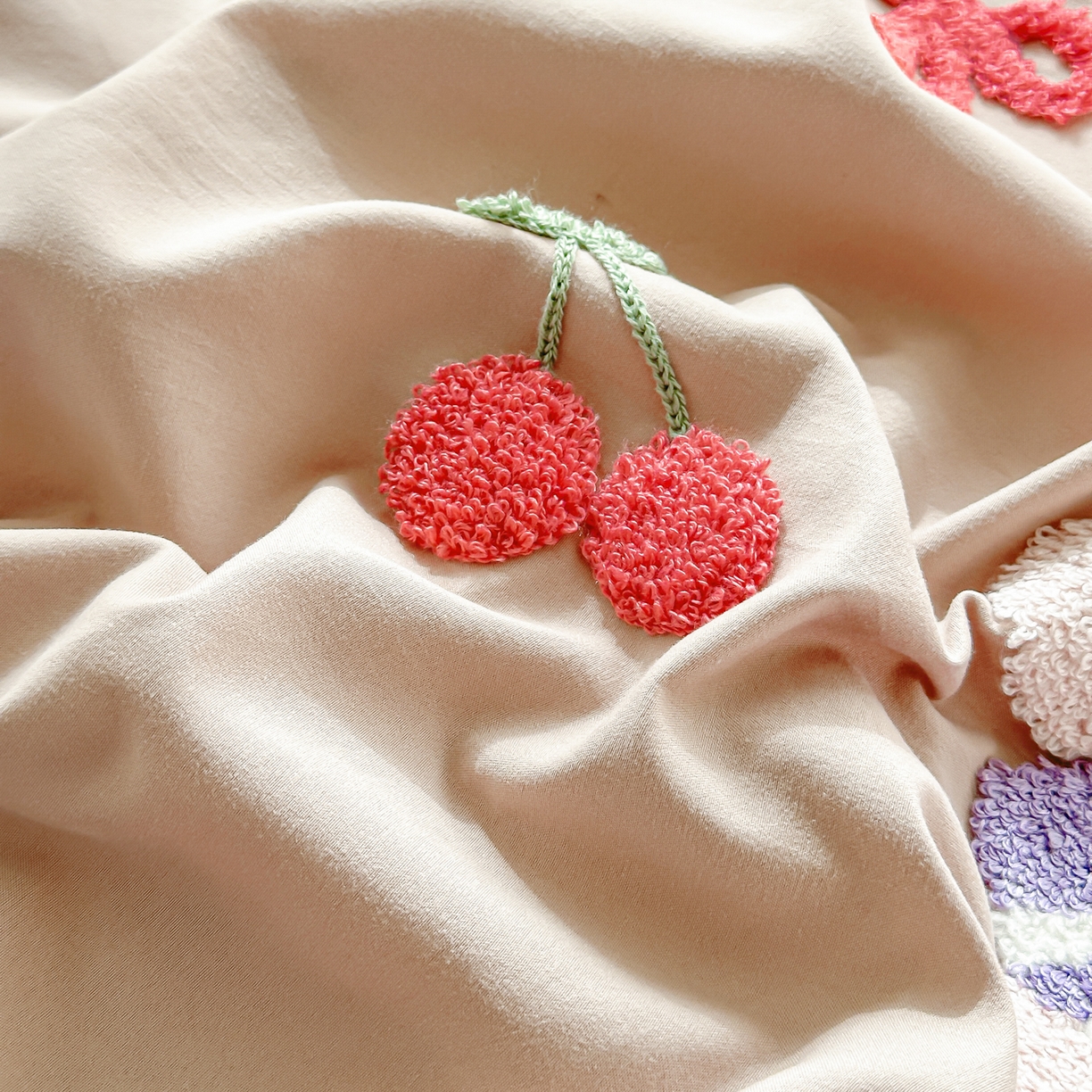 91家纺网 家纺一手货源 找家纺 佳鸿家纺 2026新款彷棉云朵棉毛巾绣四件套学生宿舍三件套萌宠系列（提供买家秀） 小熊公主