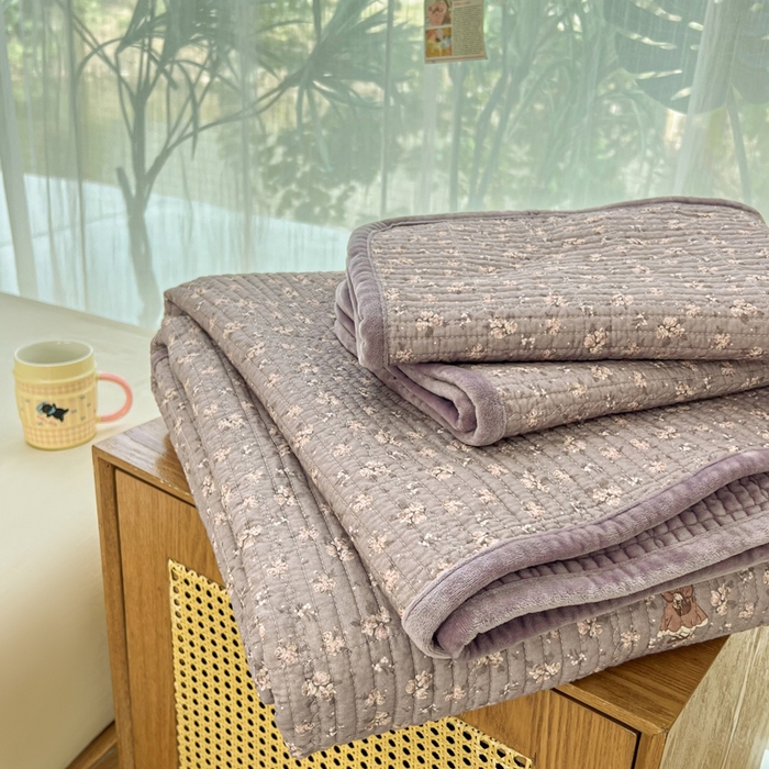 欣宜家纺 2026新款全棉纱布加宝宝绒填充棉花床盖三件套 蔷薇小兔-芋