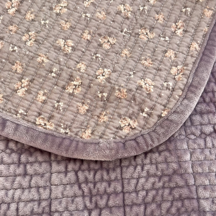 91家纺网 家纺一手货源 找家纺 欣宜家纺 2026新款全棉纱布加宝宝绒填充棉花床盖三件套 蔷薇小兔-芋