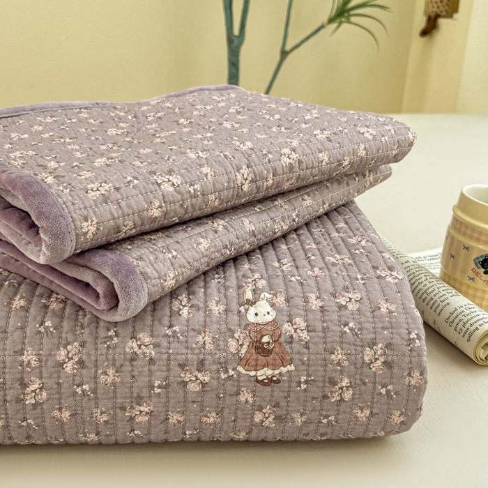 91家纺网 家纺一手货源 找家纺 欣宜家纺 2026新款全棉纱布加宝宝绒填充棉花床盖三件套 蔷薇小兔-芋