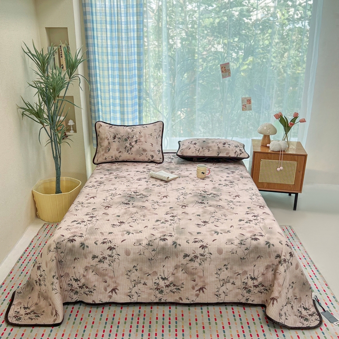 91家纺网 家纺一手货源 找家纺 欣宜家纺 2026新款全棉纱布加宝宝绒填充棉花床盖三件套 青时-粉