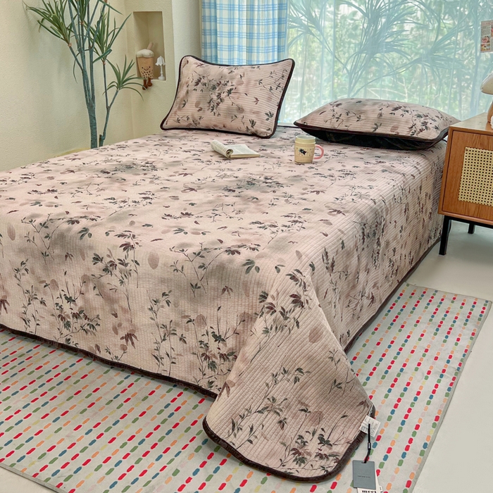 91家纺网 家纺一手货源 找家纺 欣宜家纺 2026新款全棉纱布加宝宝绒填充棉花床盖三件套 青时-粉