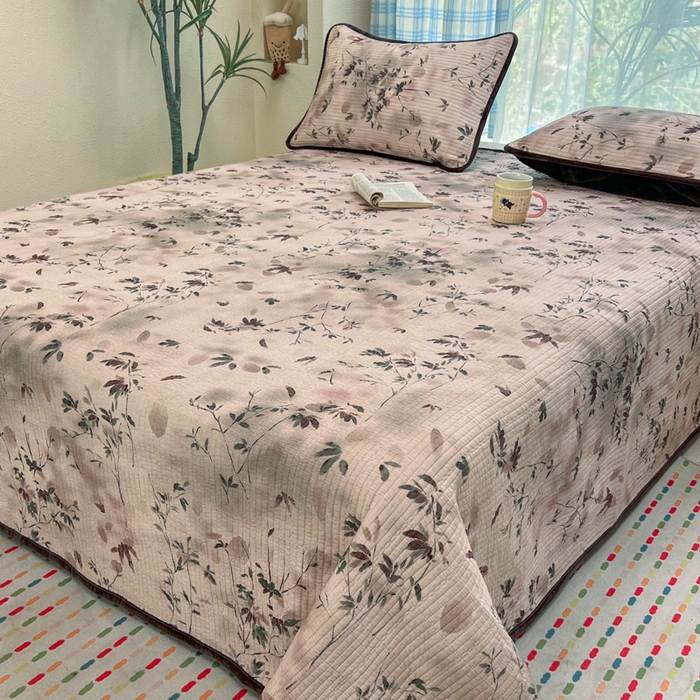 91家纺网 家纺一手货源 找家纺 欣宜家纺 2026新款全棉纱布加宝宝绒填充棉花床盖三件套 青时-粉