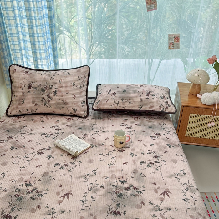 91家纺网 家纺一手货源 找家纺 欣宜家纺 2026新款全棉纱布加宝宝绒填充棉花床盖三件套 青时-粉