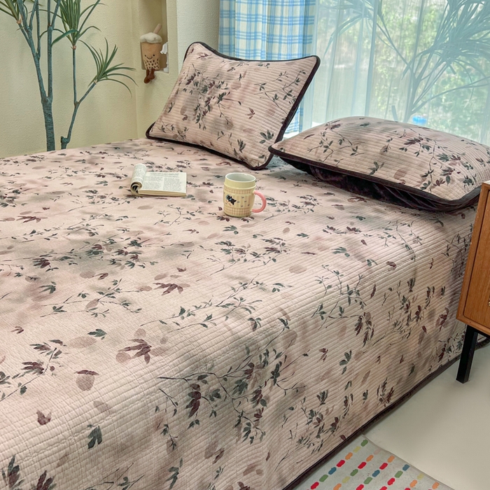 91家纺网 家纺一手货源 找家纺 欣宜家纺 2026新款全棉纱布加宝宝绒填充棉花床盖三件套 青时-粉