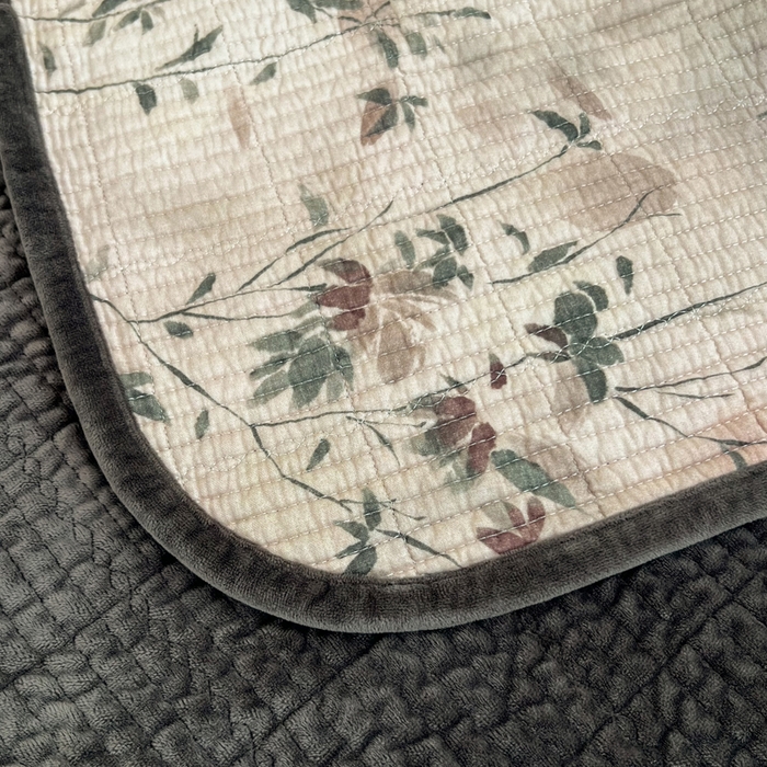 91家纺网 家纺一手货源 找家纺 欣宜家纺 2026新款全棉纱布加宝宝绒填充棉花床盖三件套 青时-粉