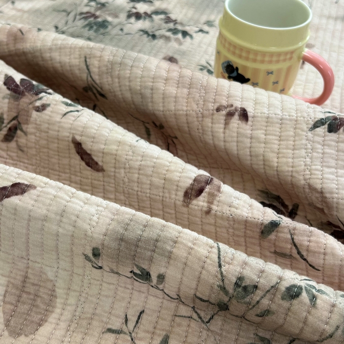 91家纺网 家纺一手货源 找家纺 欣宜家纺 2026新款全棉纱布加宝宝绒填充棉花床盖三件套 青时-粉