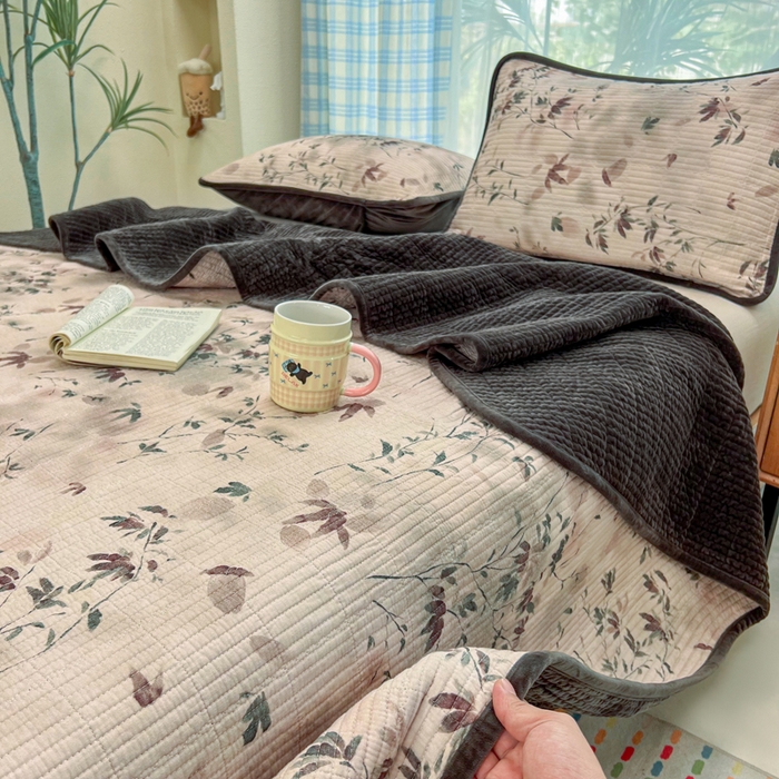 91家纺网 家纺一手货源 找家纺 欣宜家纺 2026新款全棉纱布加宝宝绒填充棉花床盖三件套 青时-粉