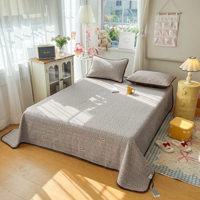 91家纺网 家纺一手货源 找家纺 欣宜家纺 2026新款全棉纱布加宝宝绒填充棉花床盖三件套 森系犬-灰