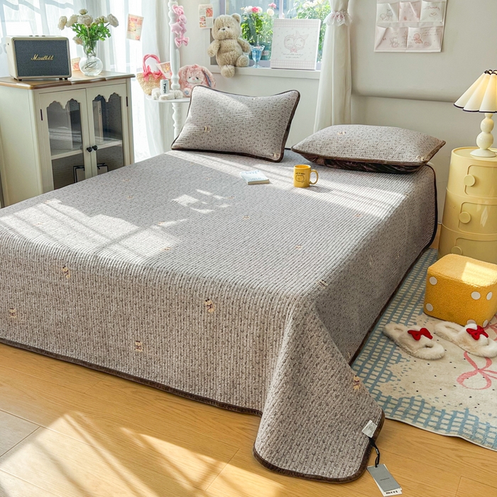 91家纺网 家纺一手货源 找家纺 欣宜家纺 2026新款全棉纱布加宝宝绒填充棉花床盖三件套 森系犬-灰