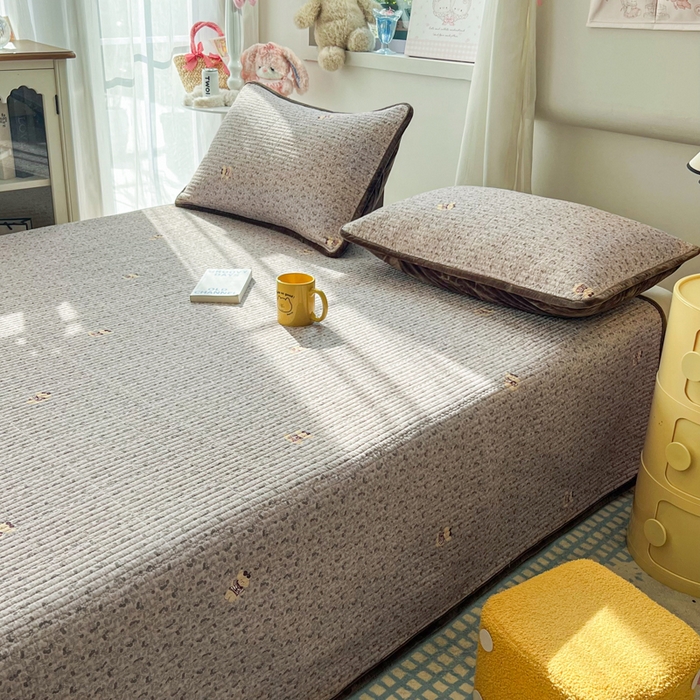 91家纺网 家纺一手货源 找家纺 欣宜家纺 2026新款全棉纱布加宝宝绒填充棉花床盖三件套 森系犬-灰