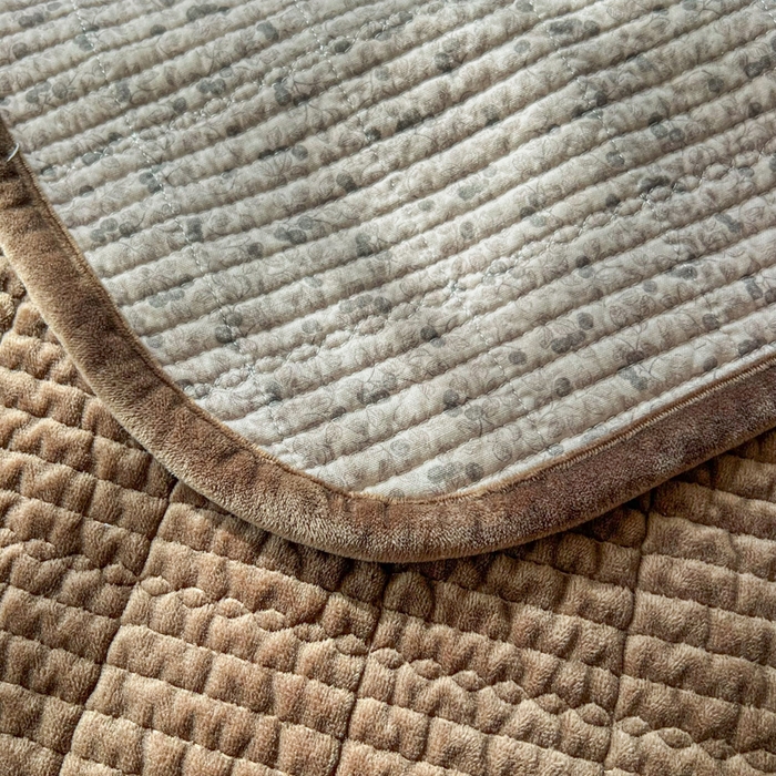 91家纺网 家纺一手货源 找家纺 欣宜家纺 2026新款全棉纱布加宝宝绒填充棉花床盖三件套 森系犬-灰