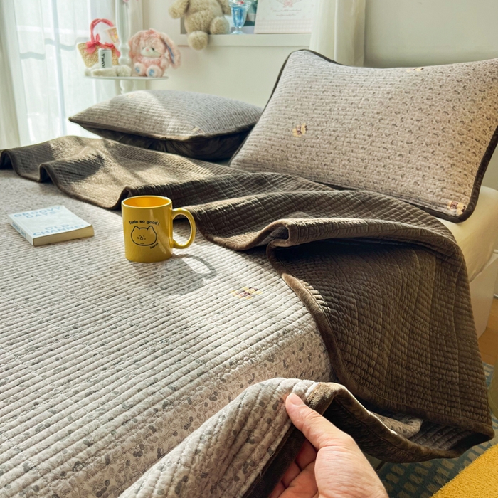 91家纺网 家纺一手货源 找家纺 欣宜家纺 2026新款全棉纱布加宝宝绒填充棉花床盖三件套 森系犬-灰