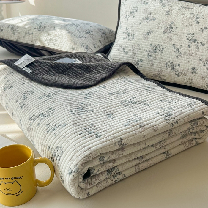 91家纺网 家纺一手货源 找家纺 欣宜家纺 2026新款全棉纱布加宝宝绒填充棉花床盖三件套 素颜-米