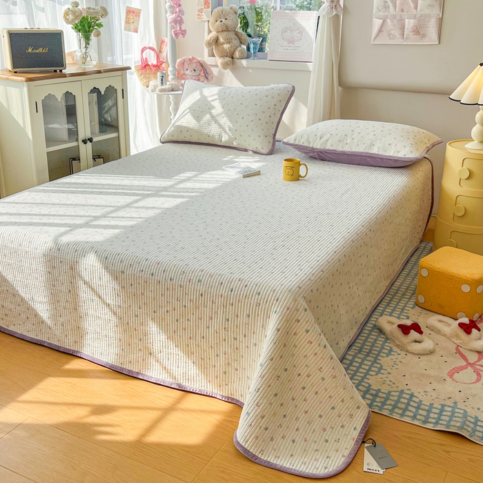 91家纺网 家纺一手货源 找家纺 欣宜家纺 2026新款全棉纱布加宝宝绒填充棉花床盖三件套 小苍兰