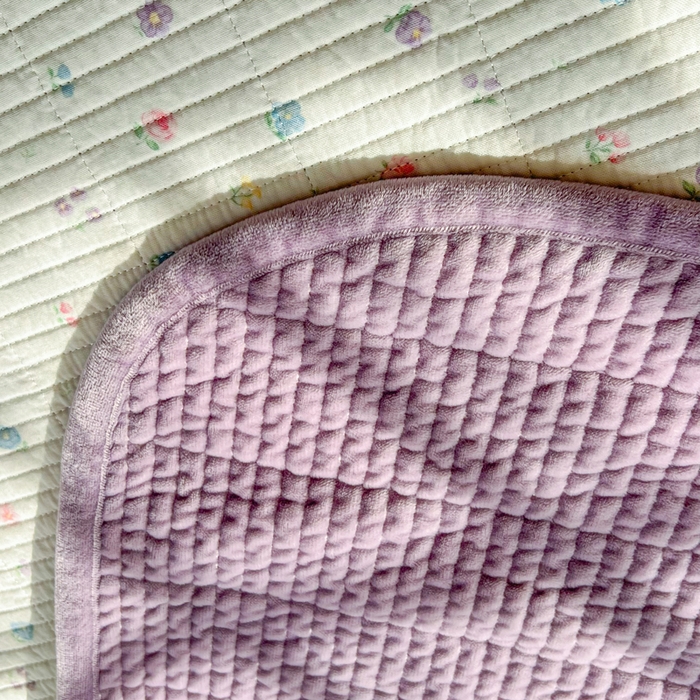 91家纺网 家纺一手货源 找家纺 欣宜家纺 2026新款全棉纱布加宝宝绒填充棉花床盖三件套 小苍兰