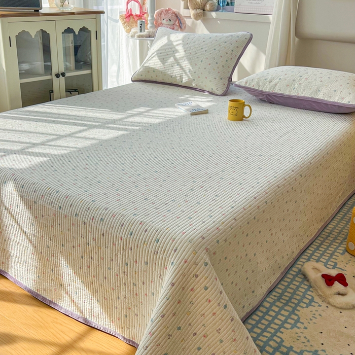 91家纺网 家纺一手货源 找家纺 欣宜家纺 2026新款全棉纱布加宝宝绒填充棉花床盖三件套 小苍兰